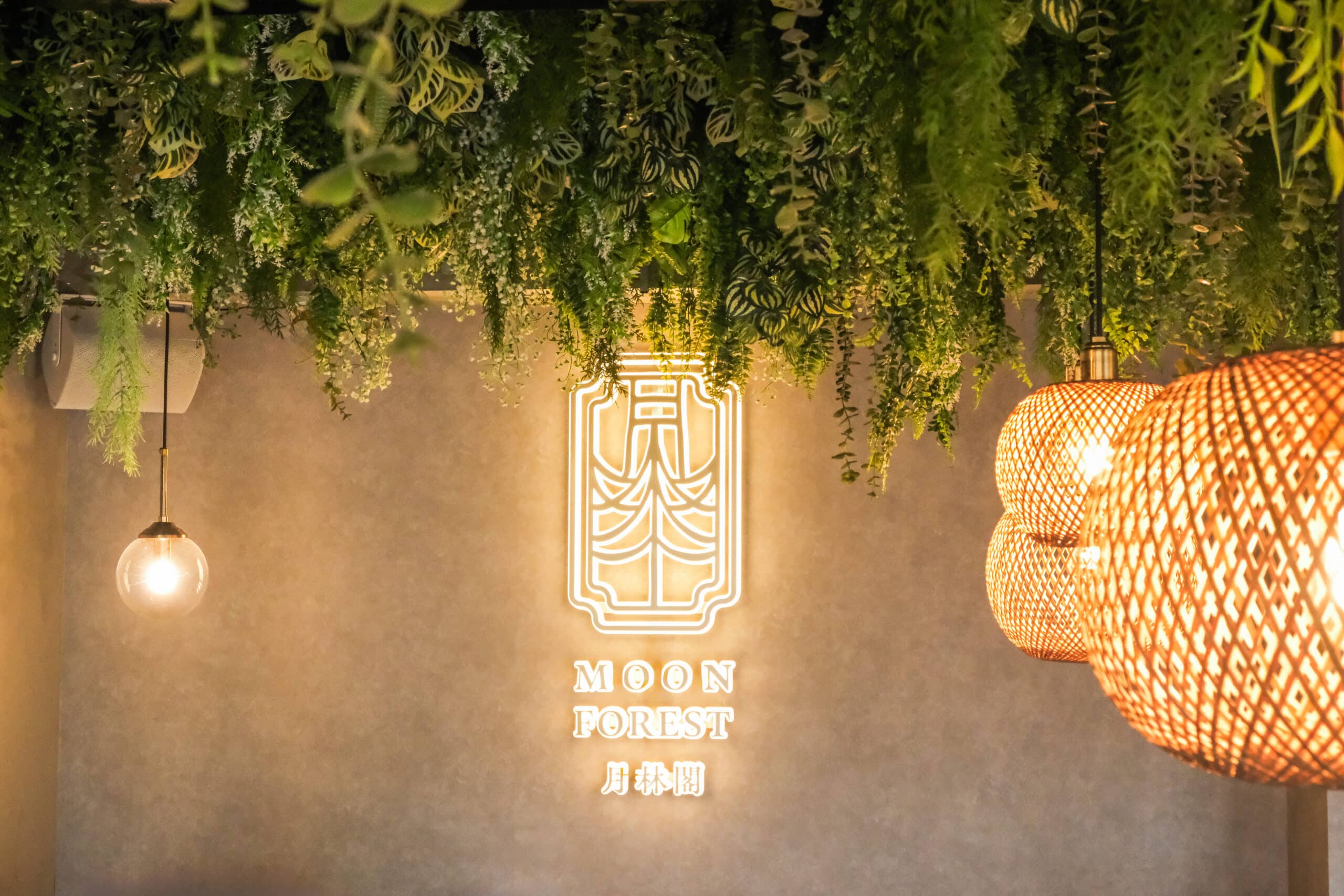 MoonForestムーンフォレスト月林閣は東京麻布十番にある高級レストランブランド。伝統とモダンを融合した本場香港料理体験を提供します。東京タワーを望むテラスやモダンな店内では、厳選ワインや本格カクテルとともにお愉しみいただけます。